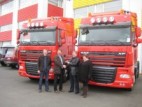 Tveir DAF XF 105 blar afhentir i pstfluttning